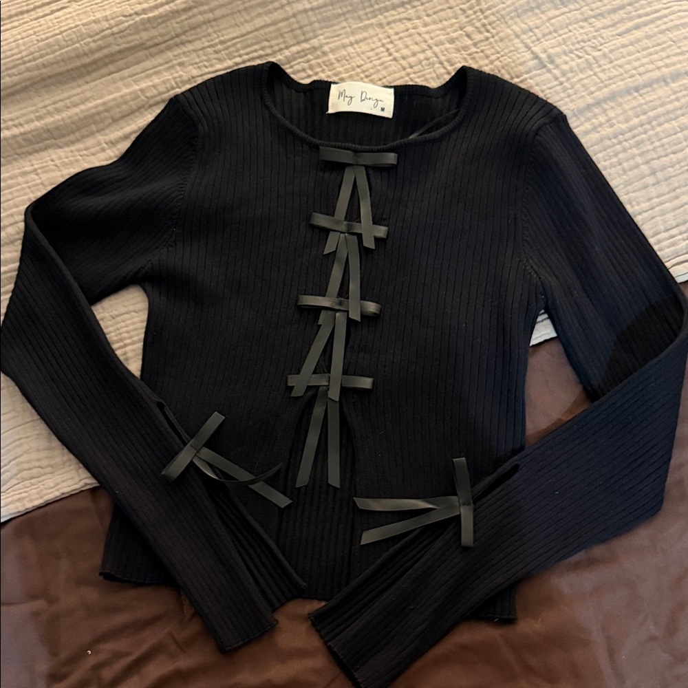 Daisy Black Bow Accent Long Sleeve Top